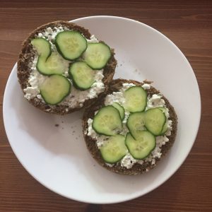 Broodje met hüttenkase en komkommer